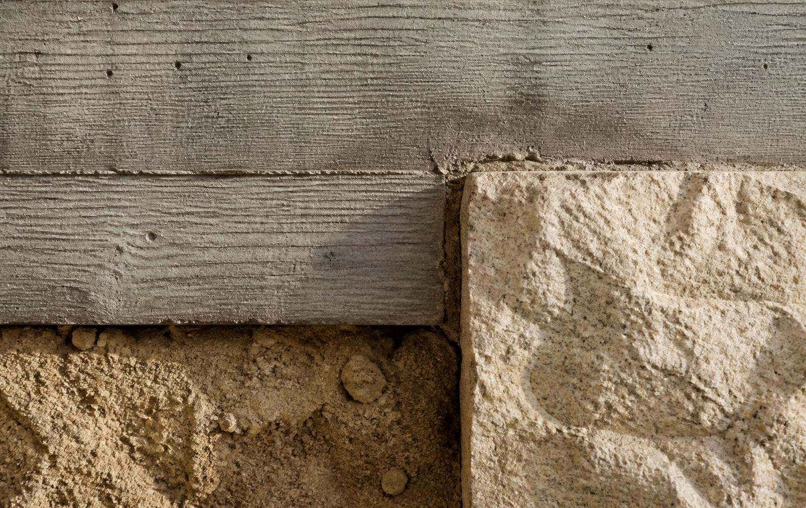 Detalle de concreto cimbrado en contacto con piedra caliza y tierra compactada